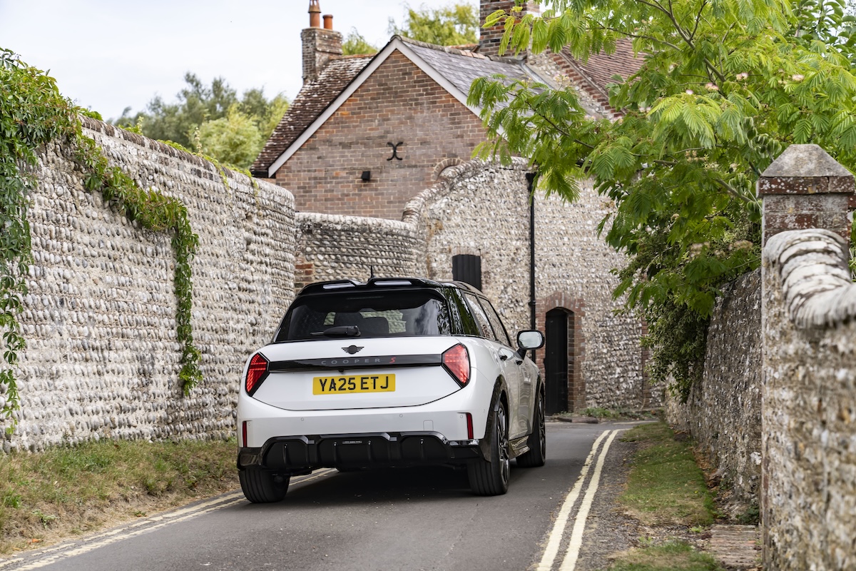 John Cooper Works: la MINI Cooper S 5 porte tra potenza e stile John Cooper Works: la MINI Cooper S 5 porte tra potenza e stile