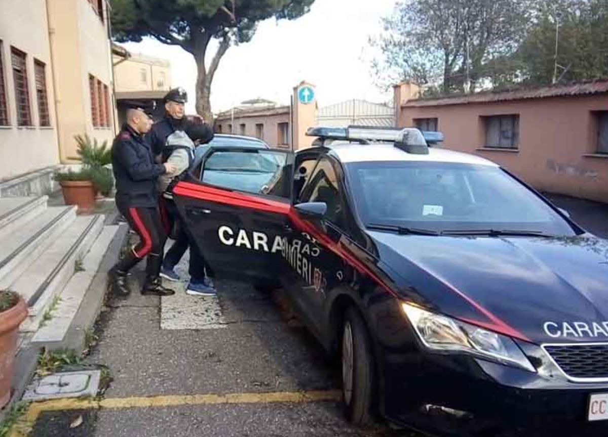La insegue in auto fino alla caserma dei carabinieri: arrestato per stalking un 51enne nel Mantovano La insegue in auto fino alla caserma dei carabinieri: arrestato per stalking un 51enne nel Mantovano