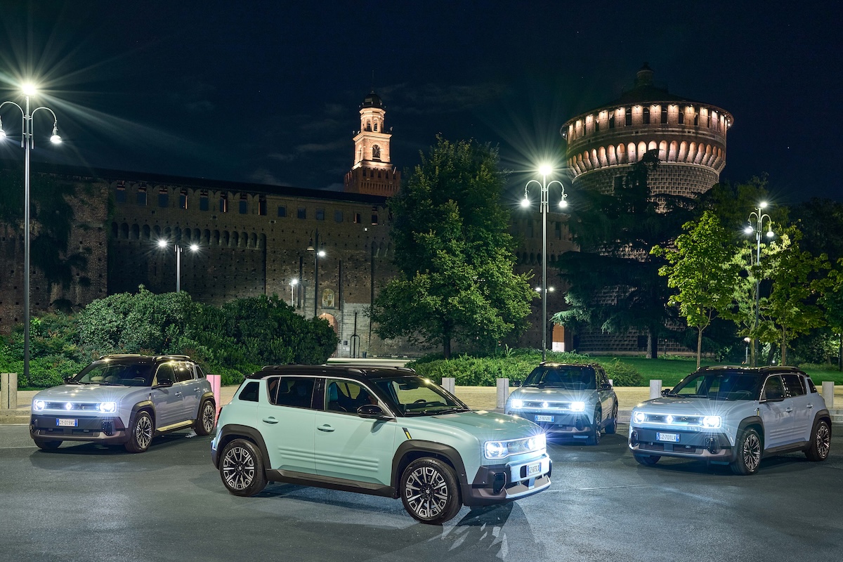Milano Fashion Week: Brera si accende, arriva la Renault R4 Milano Fashion Week: Brera si accende, arriva la Renault R4