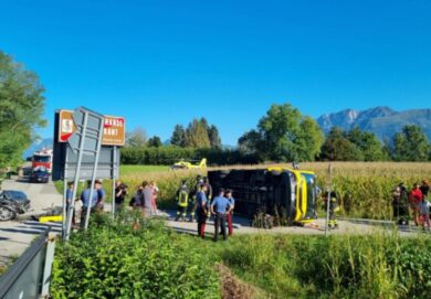 Grave incidente a Udine, scuolabus si ribalta dopo lo scontro con un’auto. Cinque feriti. FOTO