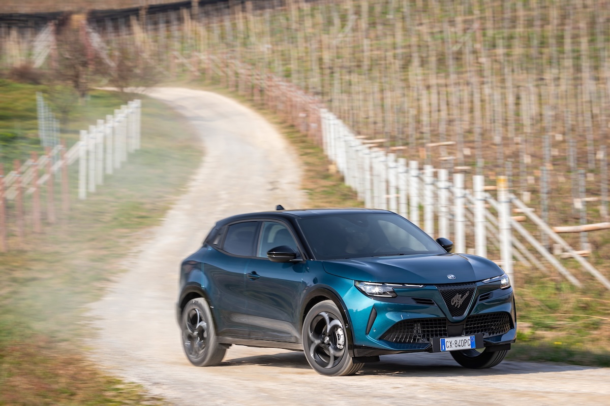 Alfa Romeo Junior MY26: ibrida Q4, elettrica e allestimenti su misura