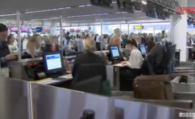 Aeroporti di Londra, Bruxelles e Berlino in tilt. Centinaia di passeggeri in attesa. VIDEO
