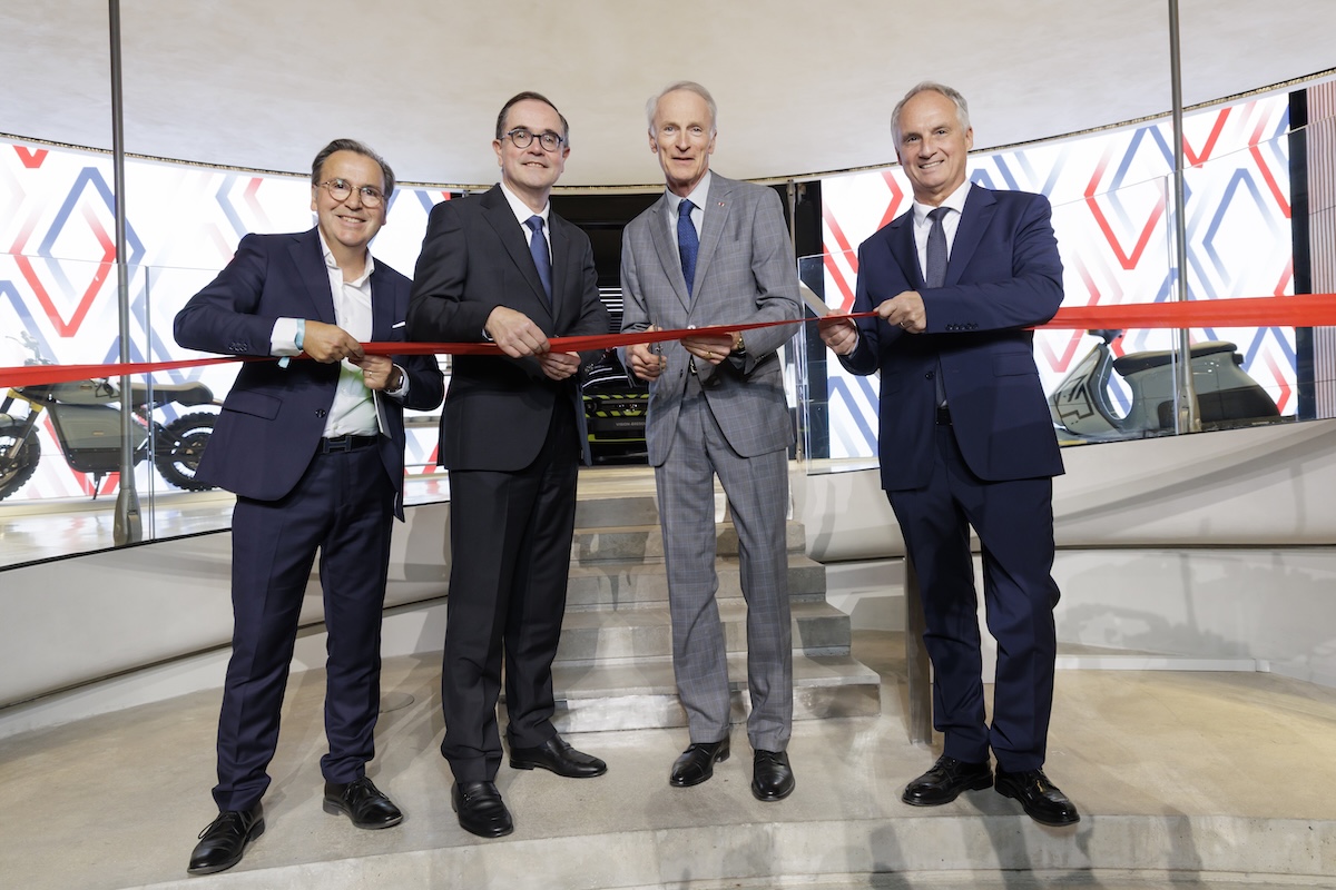 Renault apre “the carwalk” sugli Champs-Élysées: nasce l’hub pop