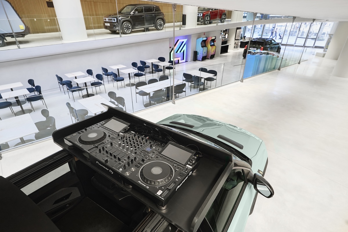 Renault apre “the carwalk” sugli Champs-Élysées: nasce l’hub pop