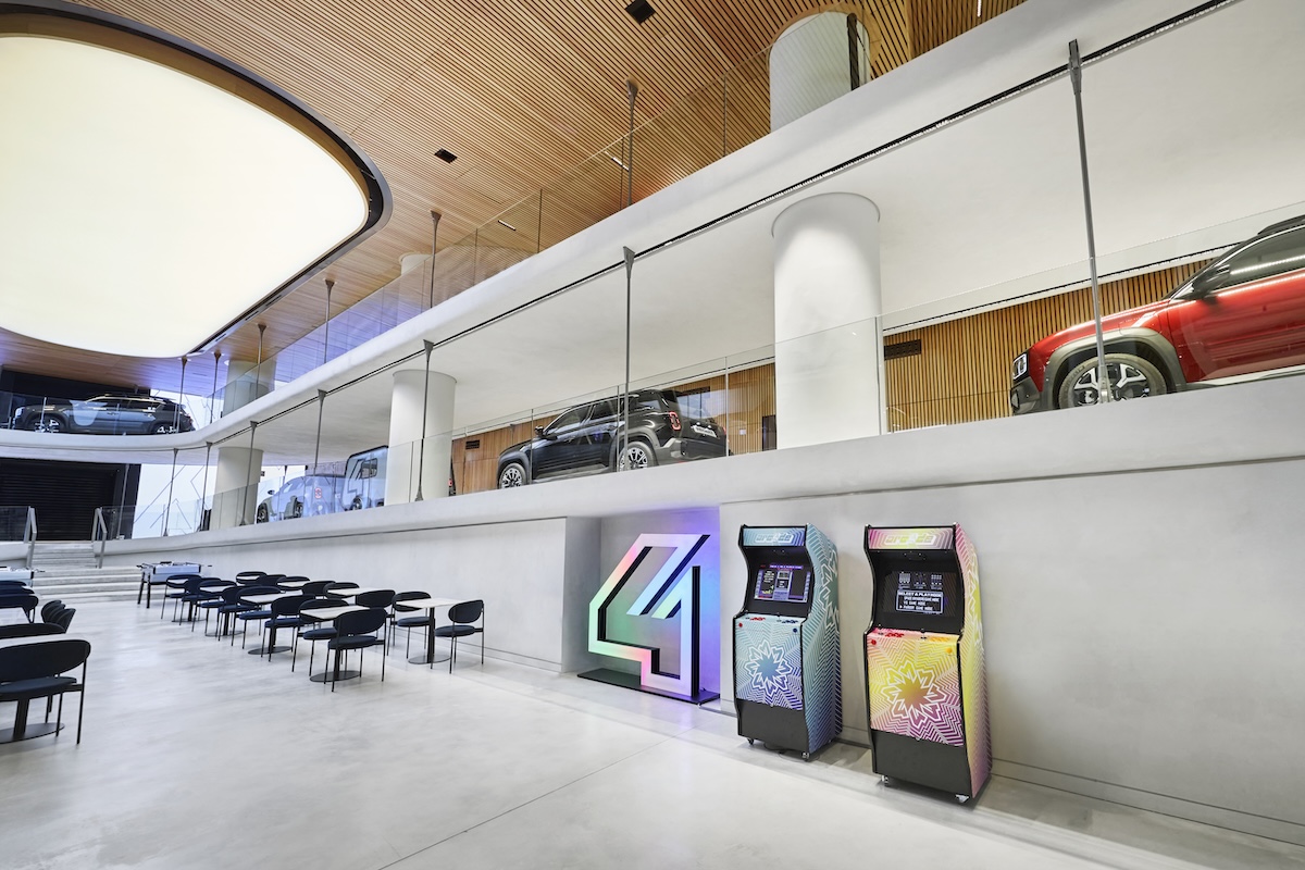 Renault apre “the carwalk” sugli Champs-Élysées: nasce l’hub pop