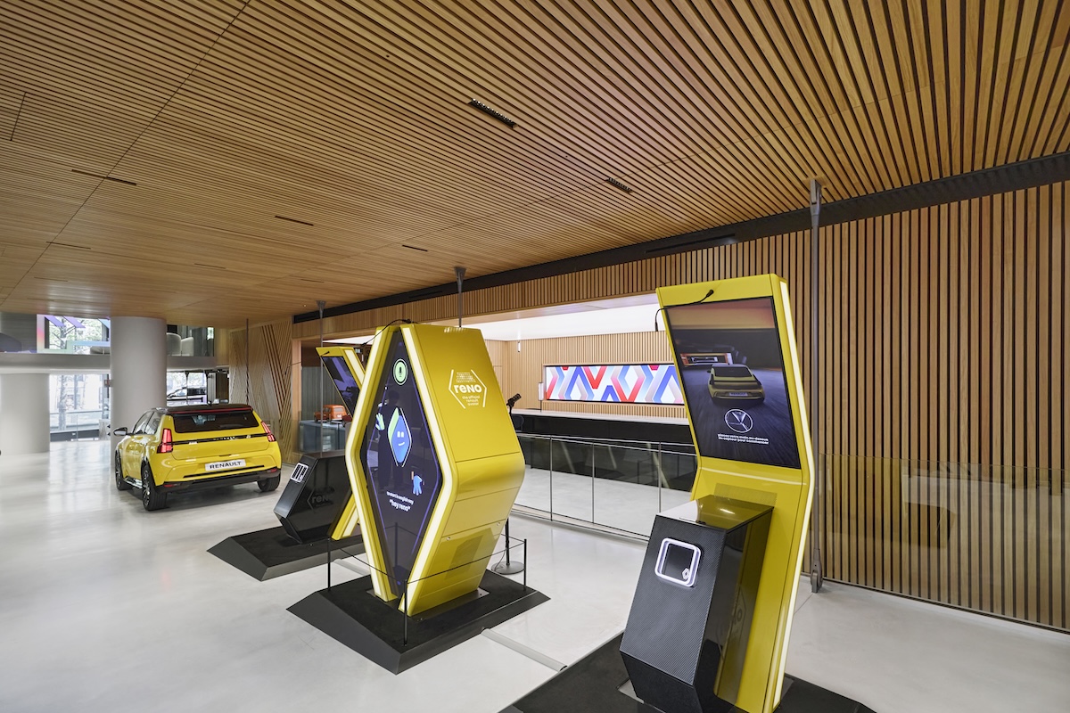 Renault apre “the carwalk” sugli Champs-Élysées: nasce l’hub pop