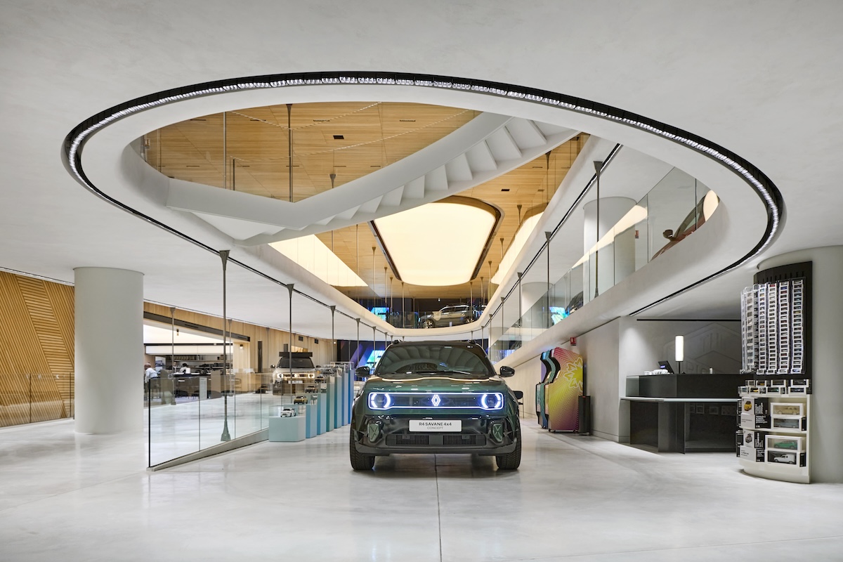 Renault apre “the carwalk” sugli Champs-Élysées: nasce l’hub pop