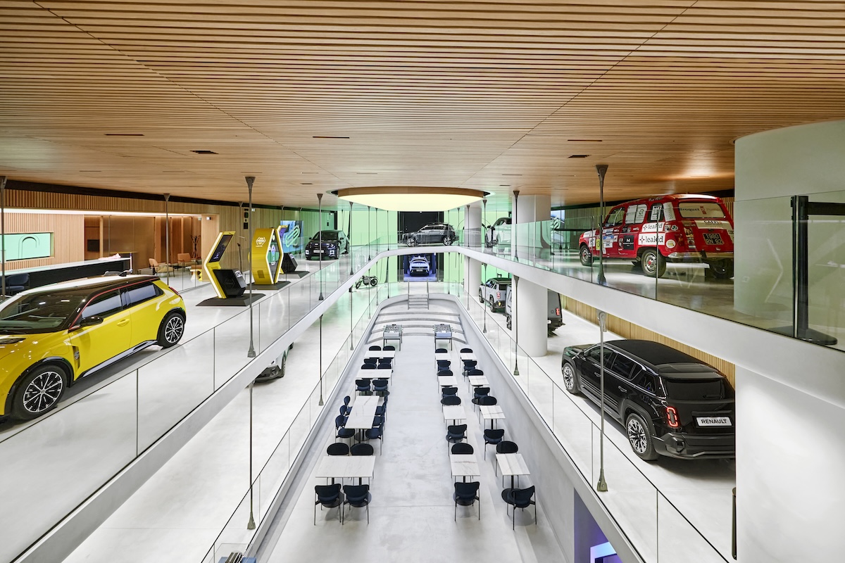 Renault apre “the carwalk” sugli Champs-Élysées: nasce l’hub pop