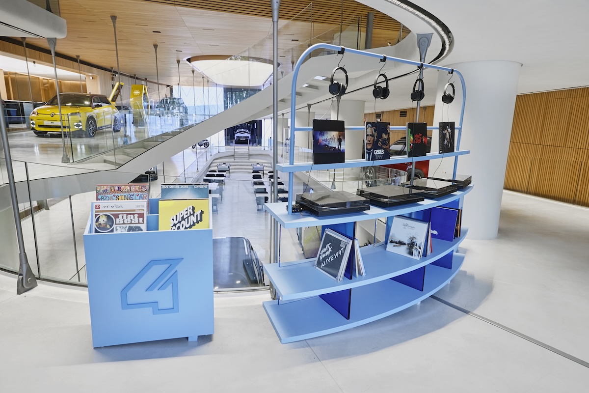 Renault apre “the carwalk” sugli Champs-Élysées: nasce l’hub pop