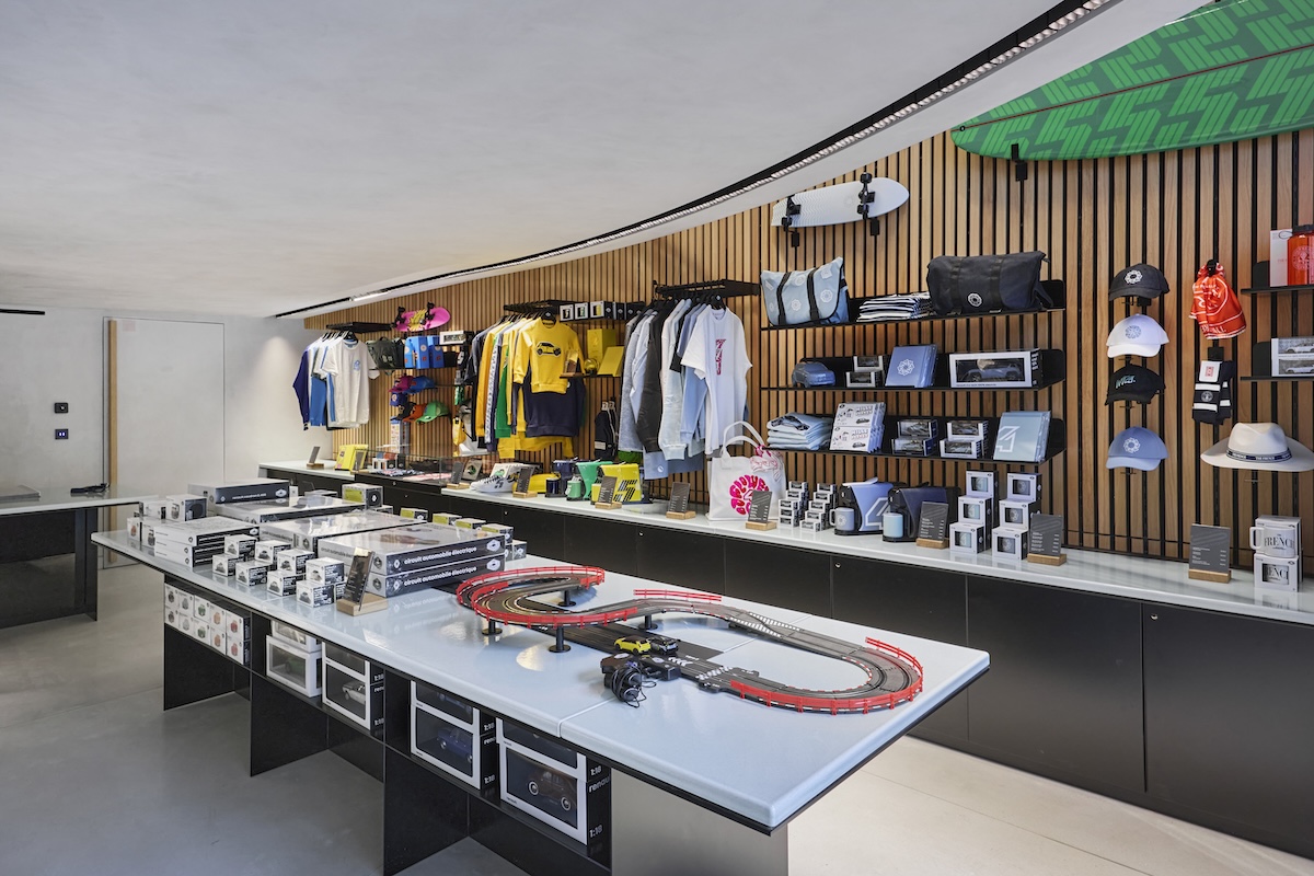 Renault apre “the carwalk” sugli Champs-Élysées: nasce l’hub pop