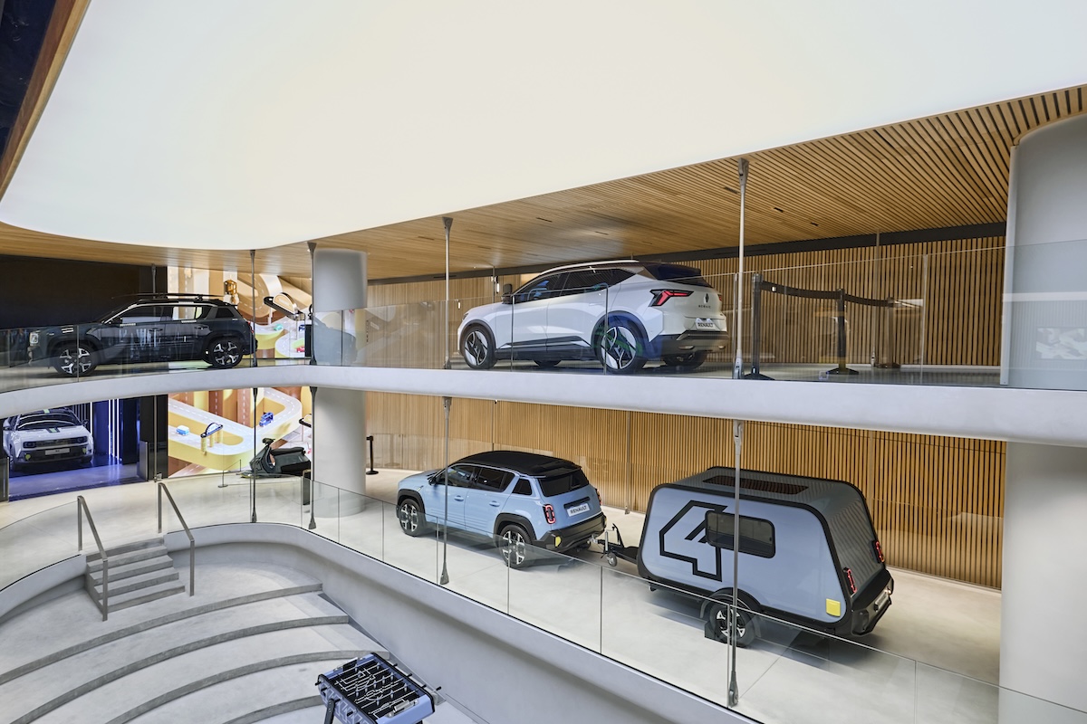 Renault apre “the carwalk” sugli Champs-Élysées: nasce l’hub pop