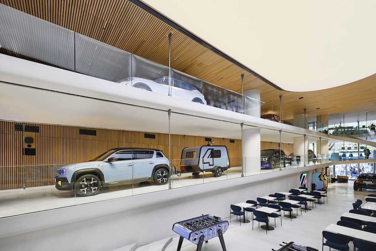 Renault apre “the carwalk” sugli Champs-Élysées: nasce l’hub pop