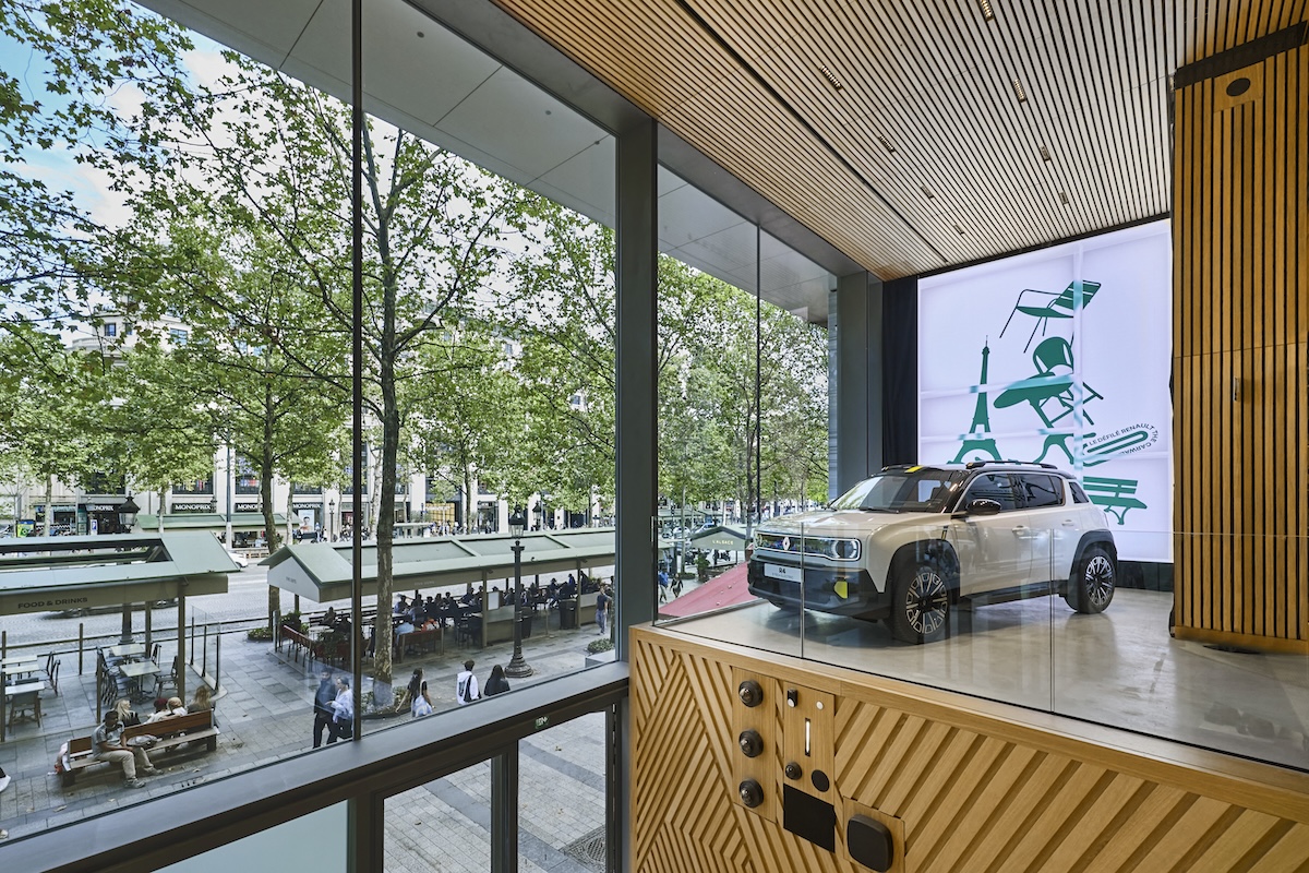 Renault apre “the carwalk” sugli Champs-Élysées: nasce l’hub pop
