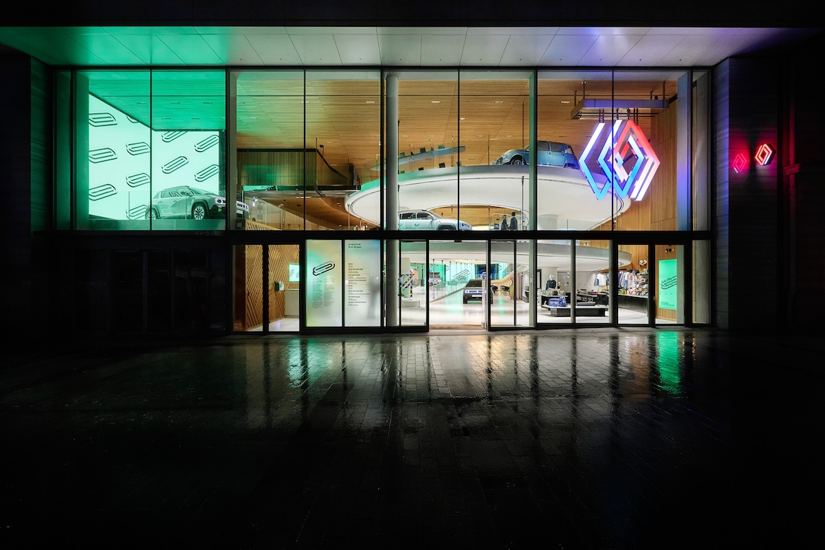 Renault apre “the carwalk” sugli Champs-Élysées: nasce l’hub pop