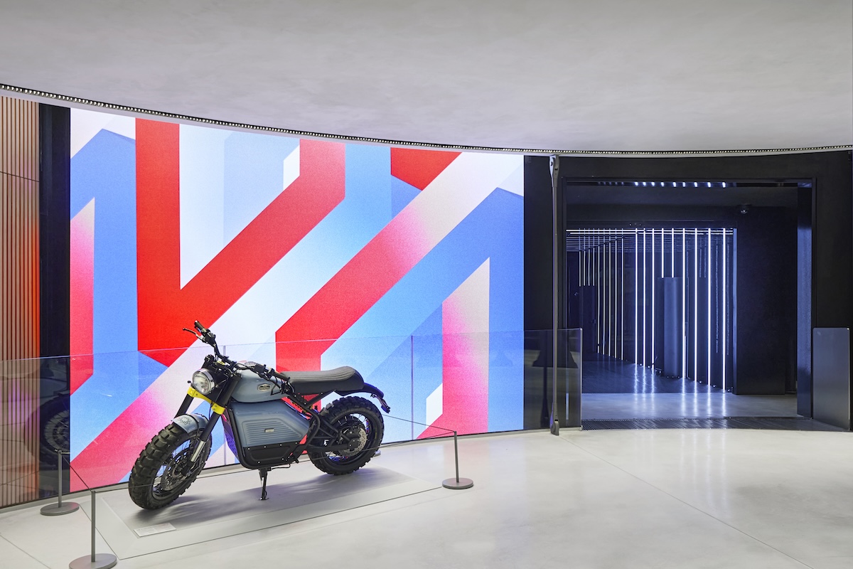 Renault apre “the carwalk” sugli Champs-Élysées: nasce l’hub pop