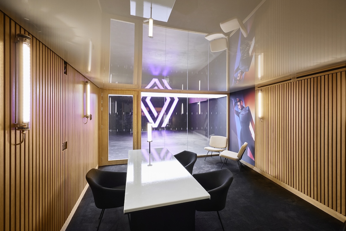 Renault apre “the carwalk” sugli Champs-Élysées: nasce l’hub pop