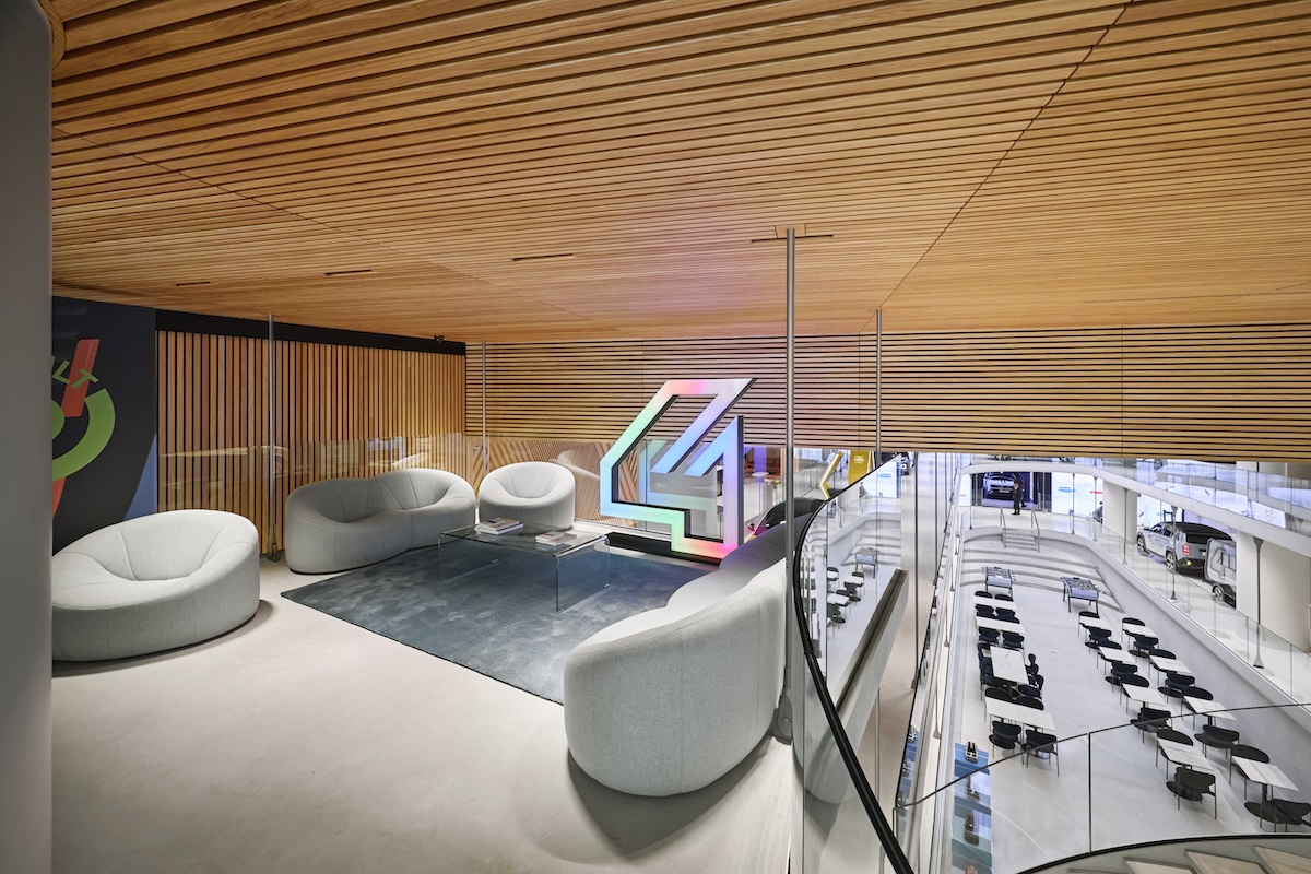 Renault apre “the carwalk” sugli Champs-Élysées: nasce l’hub pop