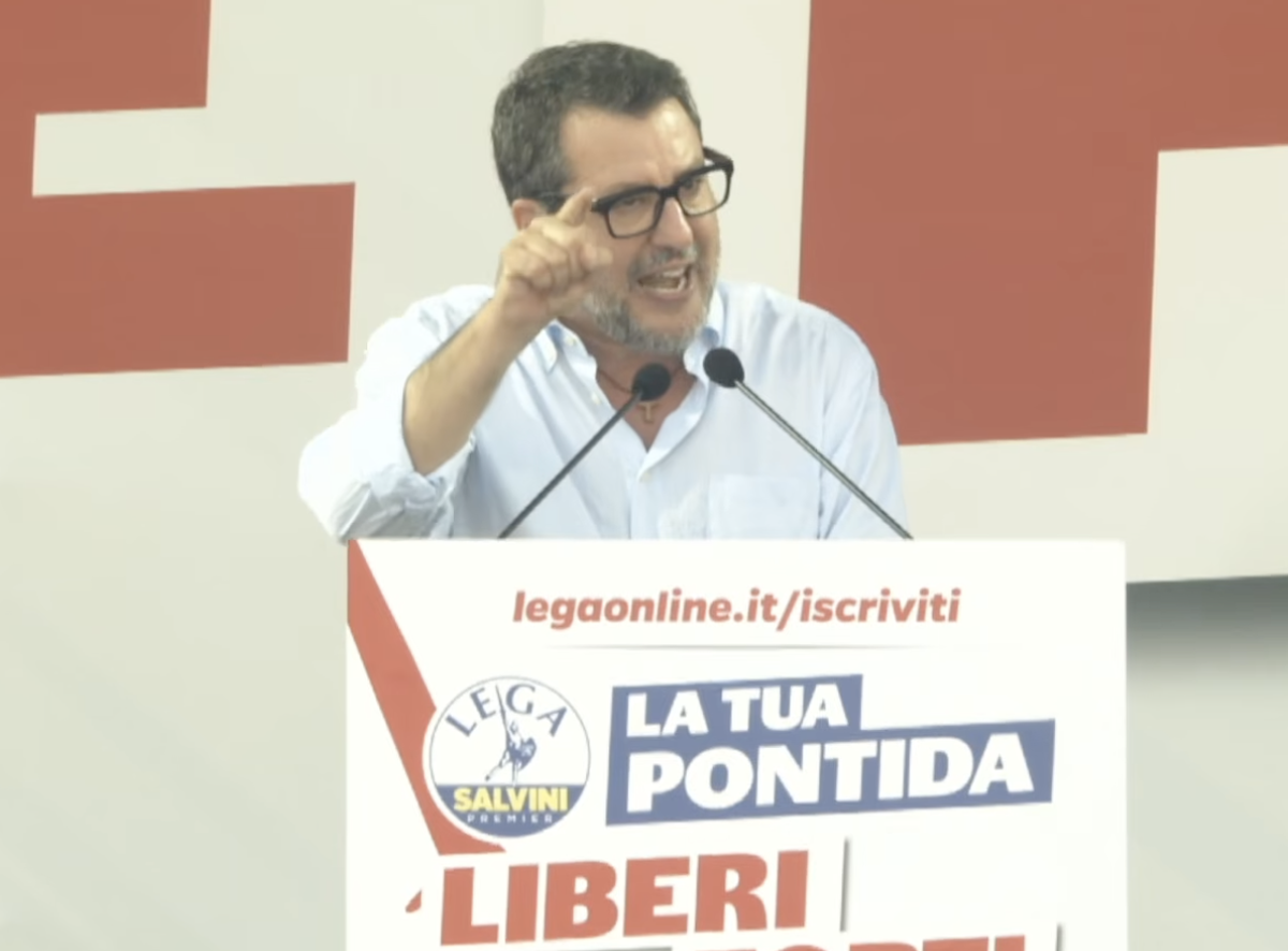 Lega, è il giorno di Pontida. Salvini: “No a un esercito Ue, i nostri figli non moriranno in guerra”. E sulla Manovra… Lega, è il giorno di Pontida. Salvini: “No a un esercito Ue, i nostri figli non moriranno in guerra”. E sulla Manovra…