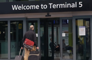 Attacco hacker agli aeroporti europei, ore di ritardo e cancellazioni per molti viaggiatori