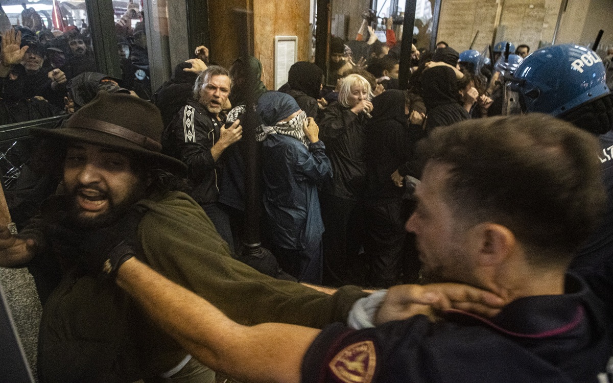 Corteo per Gaza, guerriglia in Stazione Centrale: sessanta agenti feriti e otto manifestanti in Questura. FOTO-VIDEO
