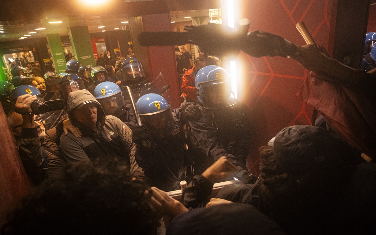 Corteo per Gaza, guerriglia in Stazione Centrale: sessanta agenti feriti e otto manifestanti in Questura. FOTO-VIDEO