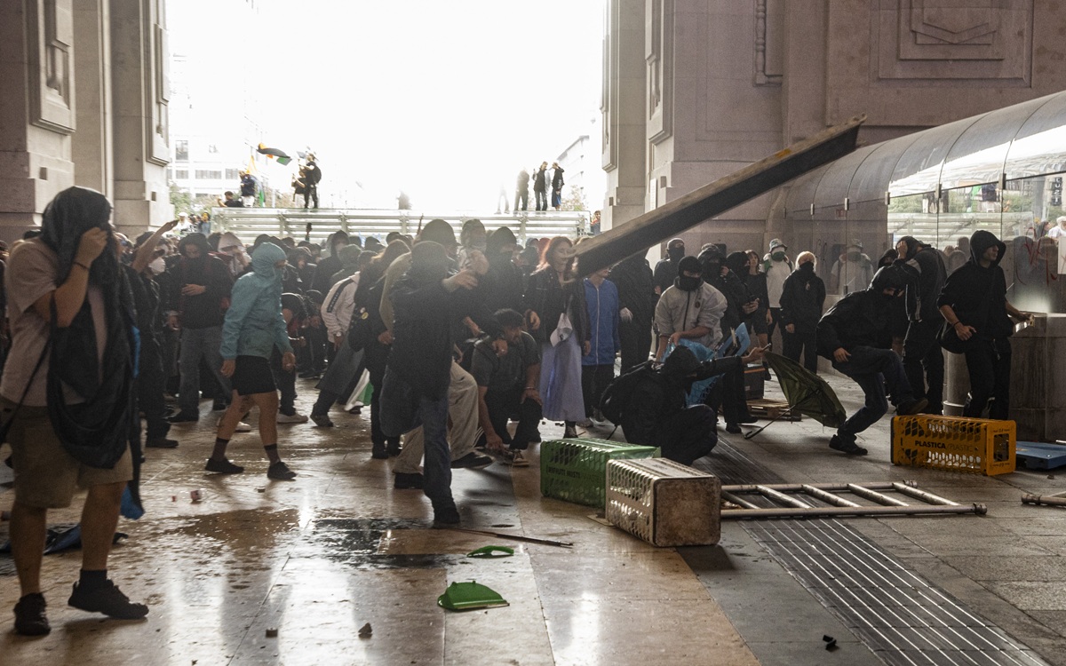 Corteo per Gaza, guerriglia in Stazione Centrale: sessanta agenti feriti e otto manifestanti in Questura. FOTO-VIDEO