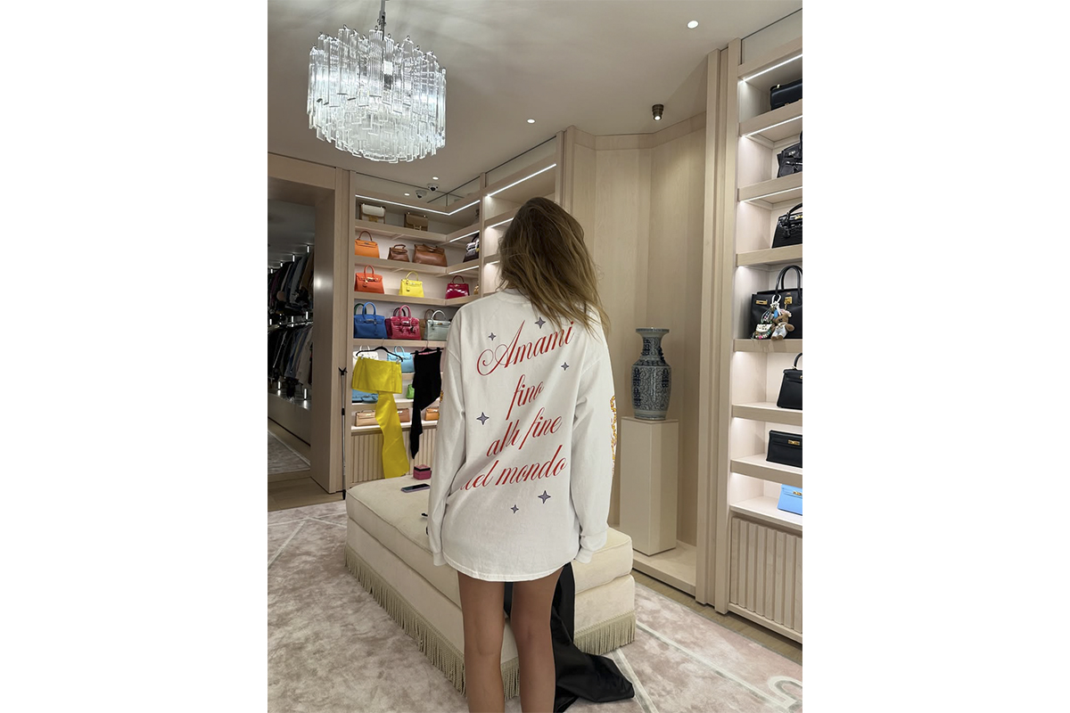 Chiara Ferragni inizia la sua “Rivoluzione Romantica” e fa sold out in poche ore puntando su illusi cronici e “sottoni”. Dai portachiavi alle felpe: è boom di vendite Chiara Ferragni inizia la sua “Rivoluzione Romantica” e fa sold out in poche ore puntando su illusi cronici e “sottoni”. Dai portachiavi alle felpe: è boom di vendite