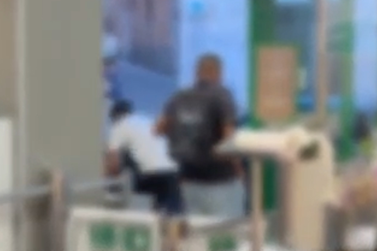 Brescia, vigilantes aggredito a calci e cinghiate da una banda davanti al supermercato Brescia, vigilantes aggredito a calci e cinghiate da una banda davanti al supermercato