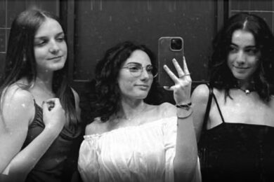 “Tanti sorrisi… ma non abbastanza”. Travolte da un furgone nel Lucchese, il commovente messaggio dell’amica sopravvissuta