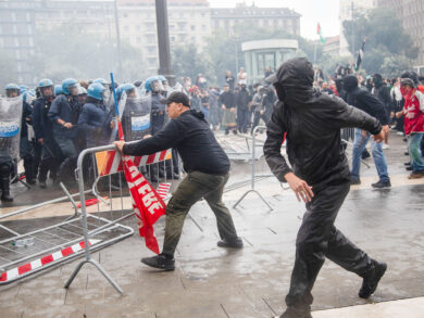 Guerriglia in Stazione Centrale, cinque arrestati e due denunciati: ci sono anche dei minorenni
