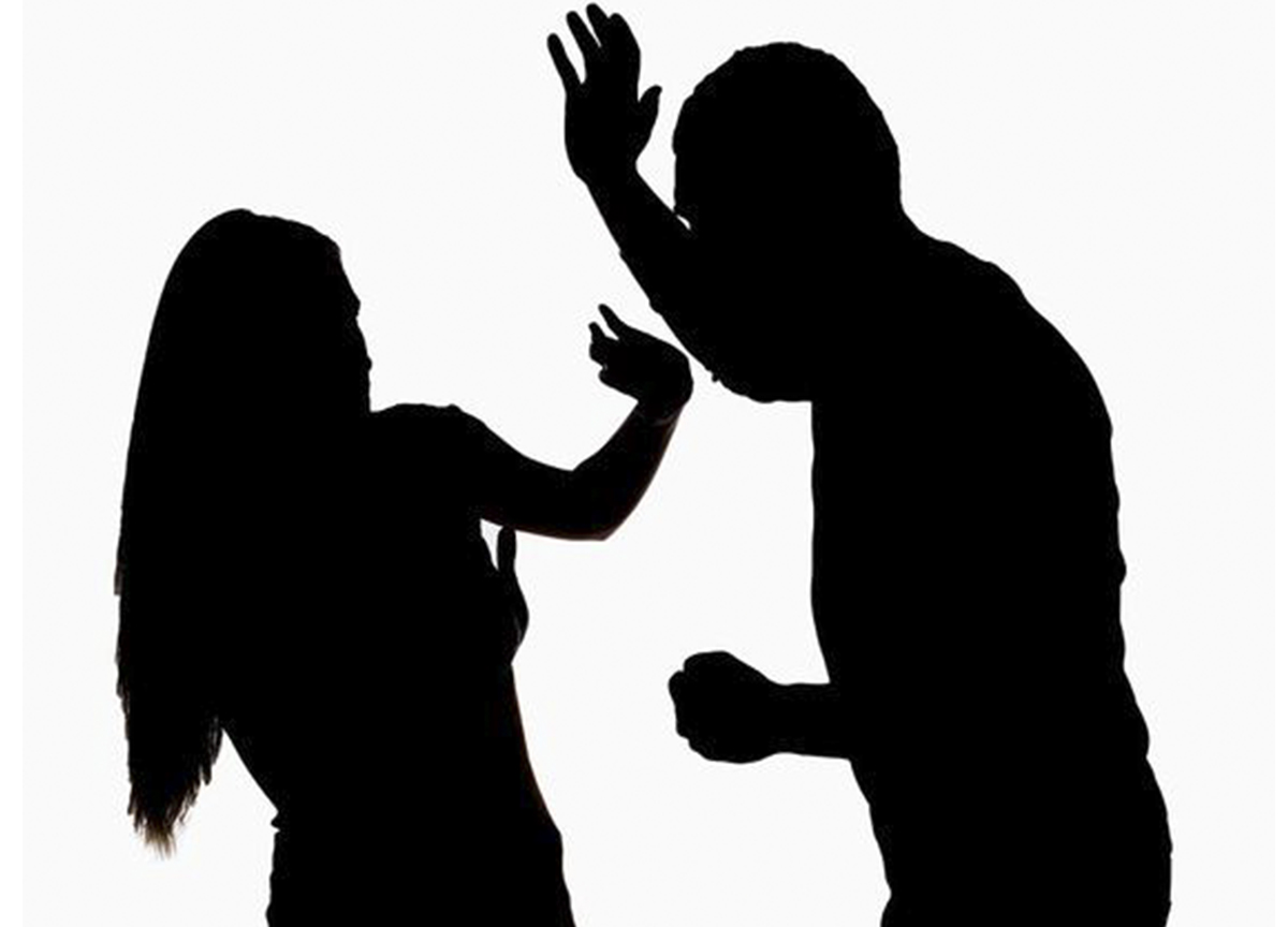 Violenze sulla compagna, ragazzino chiama il 112 e fa arrestare il padre violento Violenze sulla compagna, ragazzino chiama il 112 e fa arrestare il padre violento