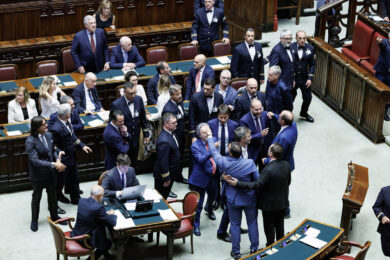 Flotilla sotto attacco israeliano, protesta di Pd, Avs e M5s alla Camera: occupati l’emiciclo e i banchi del governo. Crosetto riferirà in Aula