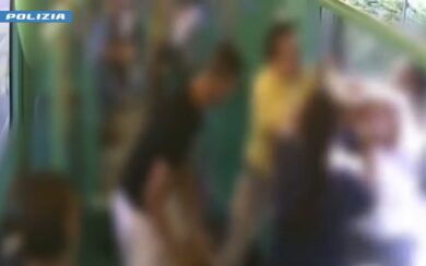 Calci e pugni sul tram a un ipovedente per rubargli le lenti: due arrestati a Milano. VIDEO