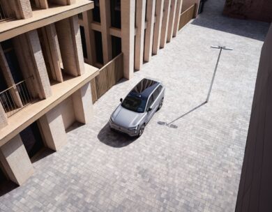 Volvo EX90 2026: ricarica 800V più rapida e 250 km in 10’