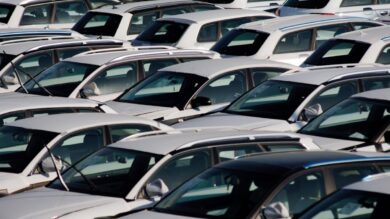 Mercato auto UE in frenata: -3,9% a gennaio 2026, crescono BEV e ibride 