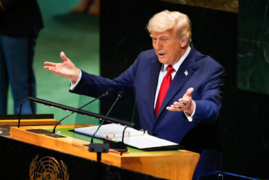 Ucraina, Trump incontra Erdogan:” Putin deve fermarsi”. E il capo del Pentagono riunisce centinaia di generali per un vertice top secret