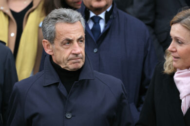 Scandalo dei fondi da Gheddafi, l’ex presidente francese Sarkozy andrà in carcere: condannato a cinque anni per associazione a delinquere