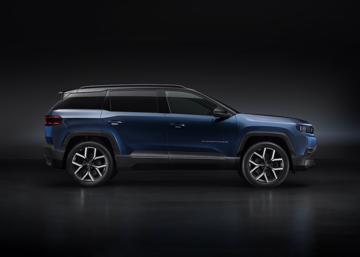 Nuova Jeep Compass: Altitude, e-Hybrid e BEV per l’Europa Nuova Jeep Compass: Altitude, e-Hybrid e BEV per l’Europa