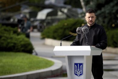Zelensky pronto a dimettersi, il presidente assediato: “Disposto se in Ucraina torna la pace”