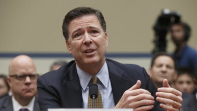 Usa, mandato d’arresto per l’ex capo dell’Fbi James Comey: la foto con le conchiglie e il messaggio in codice. Il giallo delle minacce di morte a Trump
