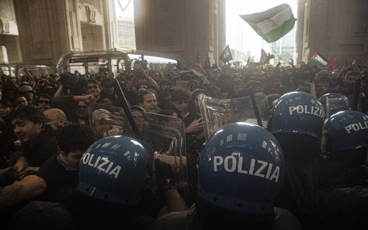 Scontri a Milano, tutti i manifestanti sono fuori dal carcere. Il Coisp: “Vergogna” Scontri a Milano, tutti i manifestanti sono fuori dal carcere. Il Coisp: “Vergogna”
