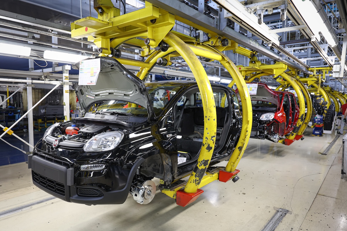 Stellantis, stabilimenti europei in pausa: tra scorte, EV e cassa integrazione