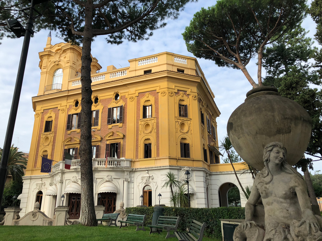 Affaritaliani sale in cattedra alla Luiss di Roma, dalla sfida online a La Piazza fino al web di oggi: i temi chiave Affaritaliani sale in cattedra alla Luiss di Roma, dalla sfida online a La Piazza fino al web di oggi: i temi chiave
