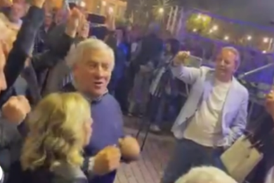 Tajani ballerino improvvisato sulle note di Battisti: il ministro si “scatena” alla festa di Forza Italia con Lotito e Barelli