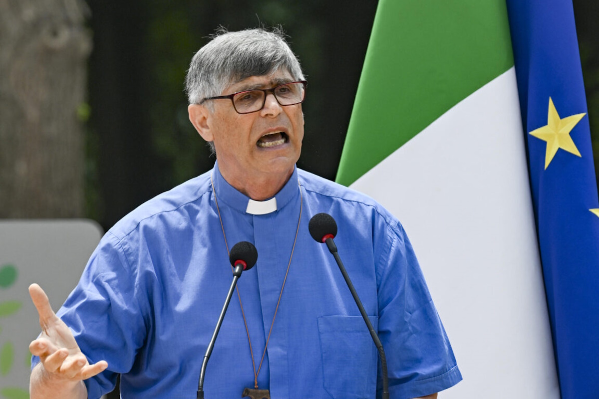 Caivano, un proiettile della Camorra consegnato a Don Patriciello durante la messa Caivano, un proiettile della Camorra consegnato a Don Patriciello durante la messa