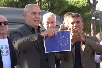 Marco Rizzo strappa la bandiera dell’Unione europea. Il gesto choc che in tv non vi fanno vedere