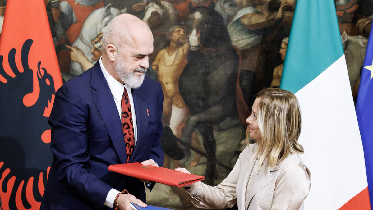 Migranti, l’avvocato della Corte Ue: “I cpr in Albania sono conformi”. Meloni: “Persi due anni per letture giudiziarie forzate” Migranti, l’avvocato della Corte Ue: “I cpr in Albania sono conformi”. Meloni: “Persi due anni per letture giudiziarie forzate”