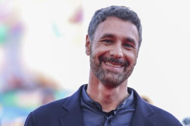 Raoul Bova pizzicato al ristorante con la sua collega attrice Beatrice Arnera. Baci, carezze e… un pianto improvviso