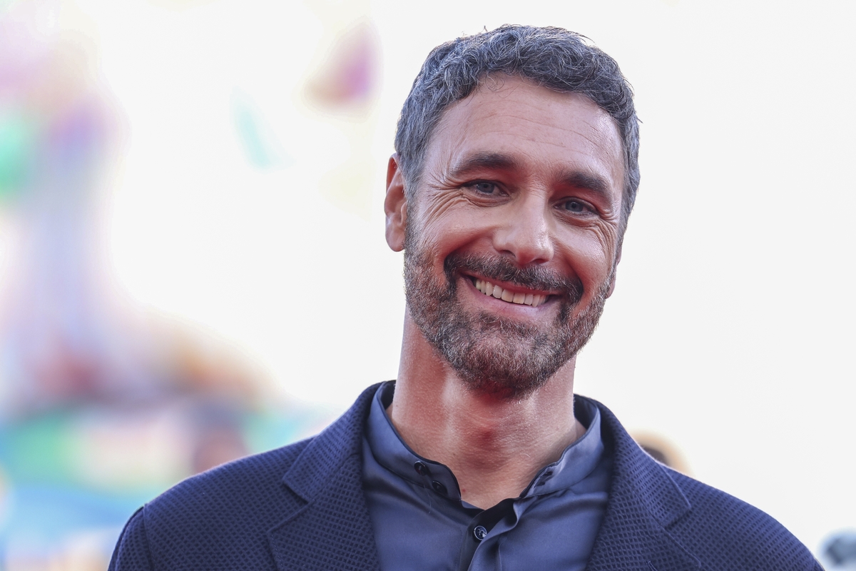 Raoul Bova pizzicato al ristorante con la sua collega attrice Beatrice Arnera. Baci, carezze e… un pianto improvviso Raoul Bova pizzicato al ristorante con la sua collega attrice Beatrice Arnera. Baci, carezze e… un pianto improvviso