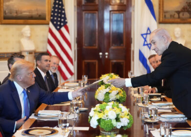 Netanyahu, consenso ai minimi: il vertice con Trump stabilirà il suo futuro politico. Bibi al bivio